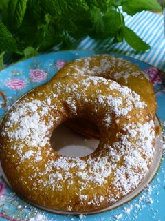 Una foto de Desayuno con donuts caseros facilísimos