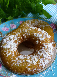 Una foto de Desayuno con donuts caseros facilísimos