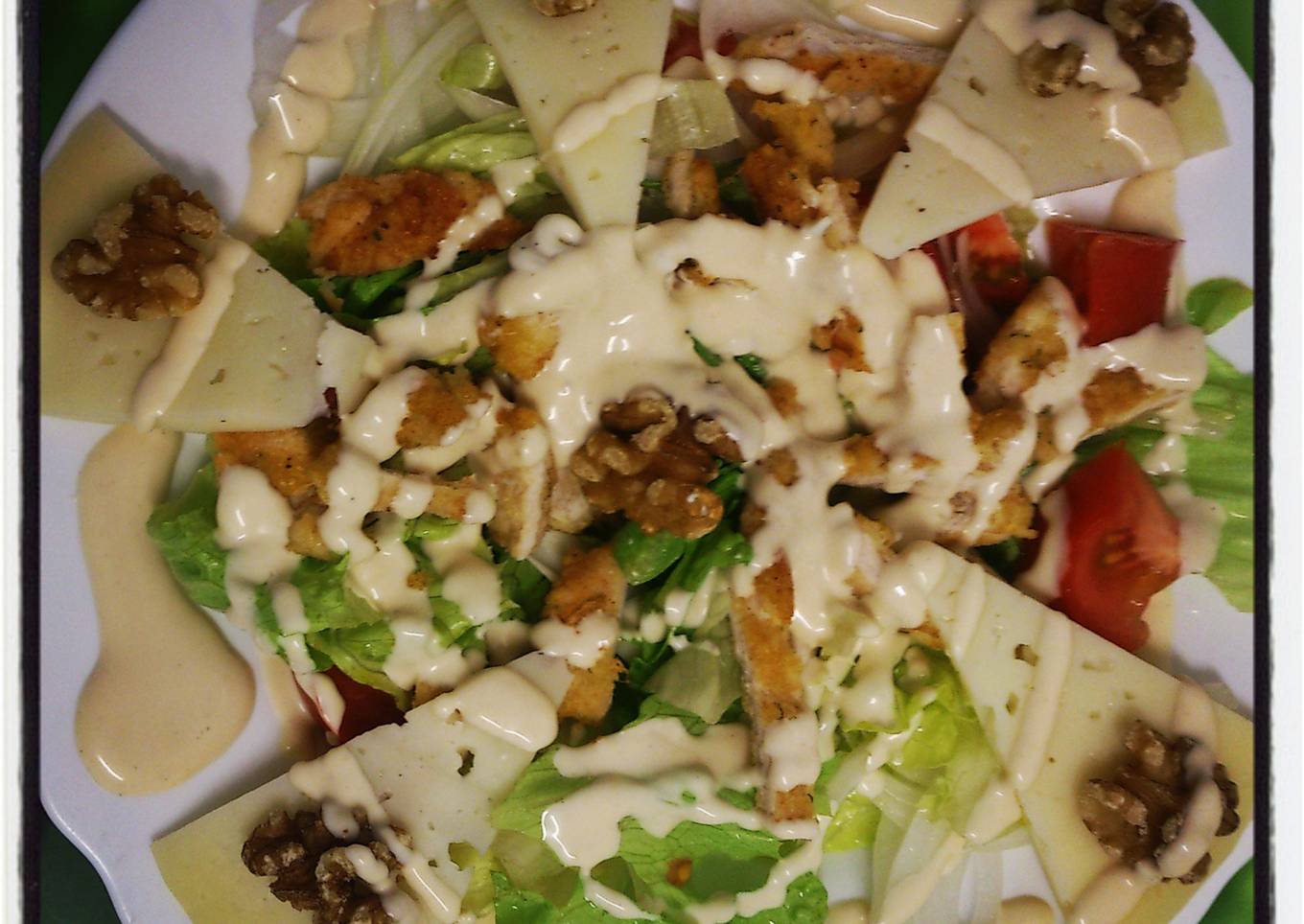Ensalada de pollo y salsa César
