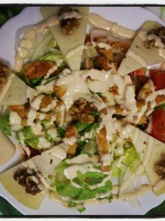 Una foto de Ensalada de pollo y salsa César