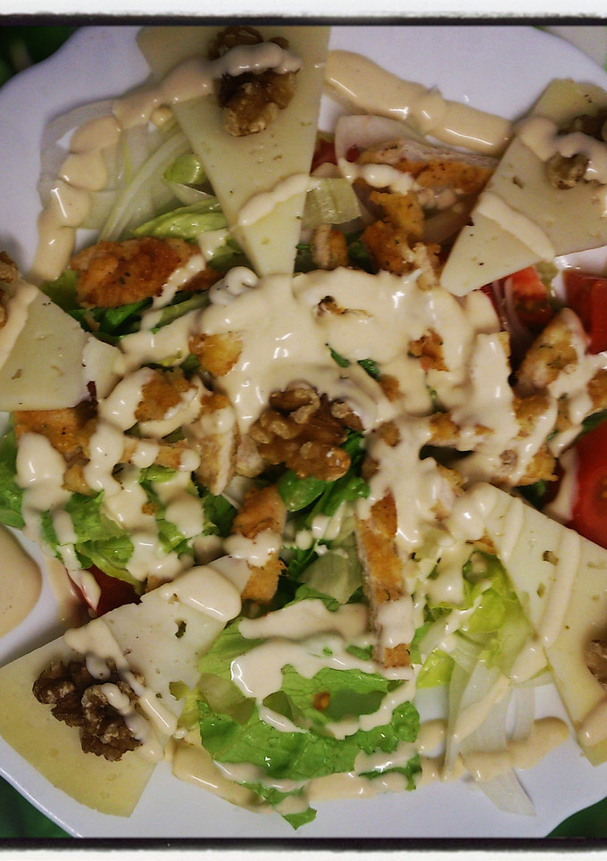 Una foto de Ensalada de pollo y salsa César