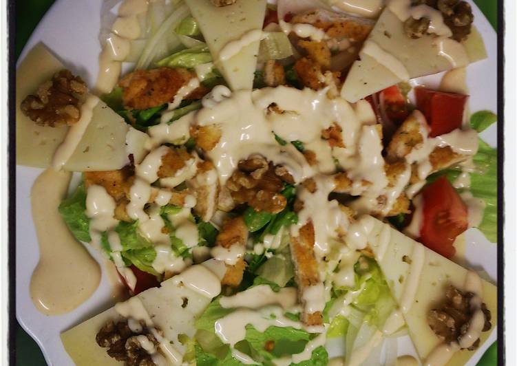 Ensalada de pollo y salsa César