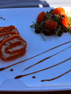 Una foto de Tronco de pimiento del piquillo relleno de torta del casar, nueces y jamón