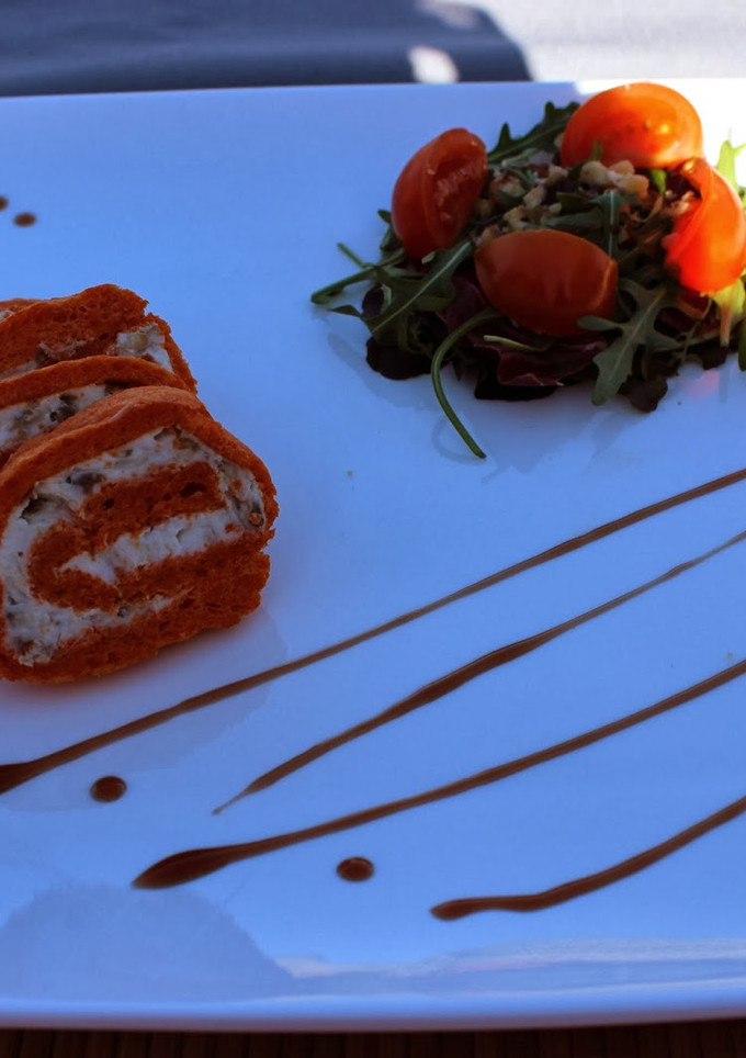 Una foto de Tronco de pimiento del piquillo relleno de torta del casar, nueces y jamón