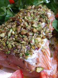 Una foto de Salmón con crujiente de pistachos