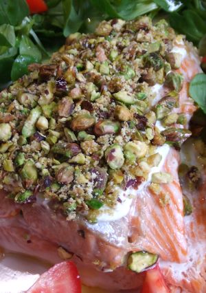 Una foto de Salmón con crujiente de pistachos