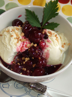 Una foto de Compota de cerezas con helado de vainilla