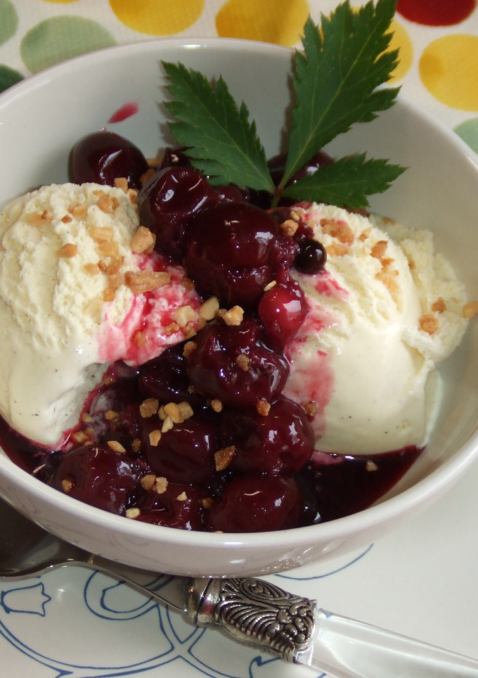Una foto de Compota de cerezas con helado de vainilla