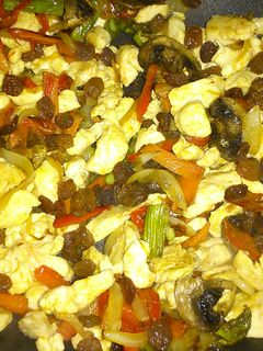 Una foto de Wok de verduras y pollo
