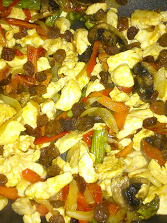 Una foto de Wok de verduras y pollo