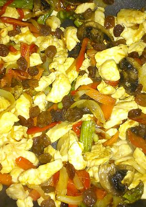 Una foto de Wok de verduras y pollo