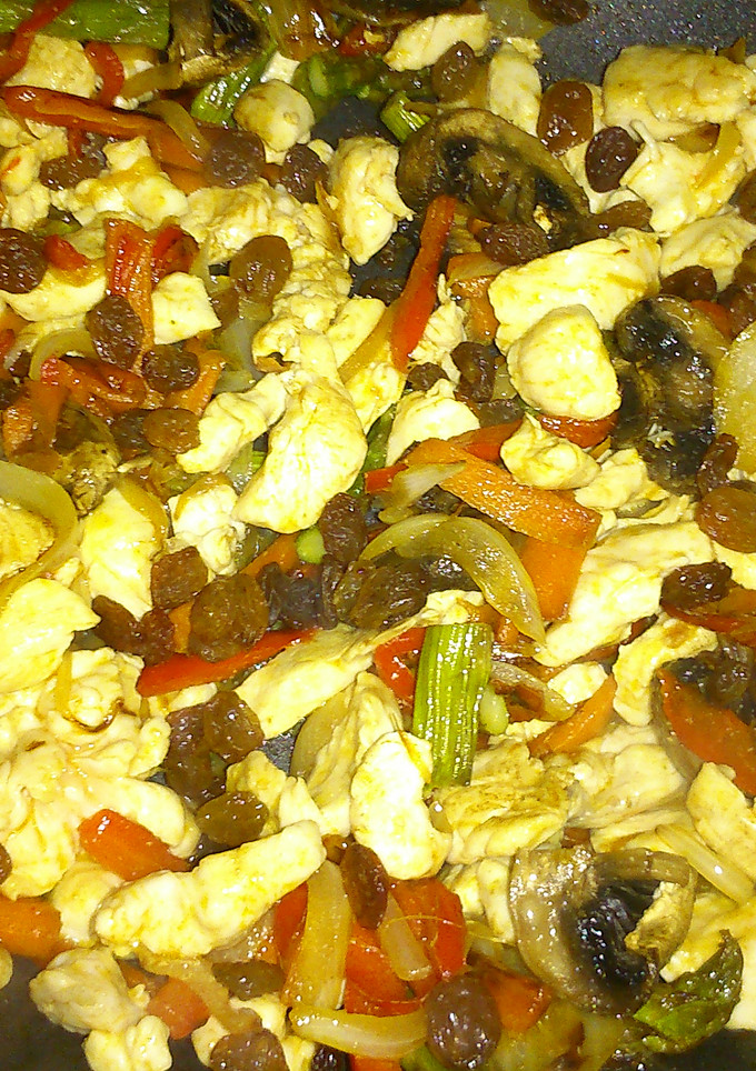 Una foto de Wok de verduras y pollo