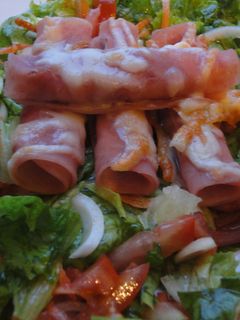 Una foto de Rollitos de york y espárragos con ensalada