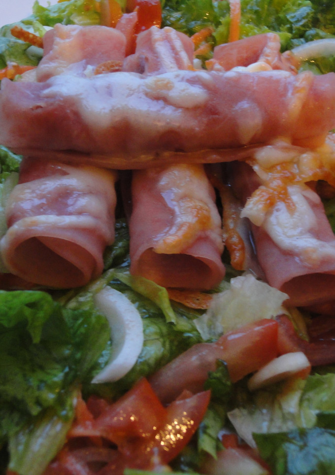Una foto de Rollitos de york y espárragos con ensalada