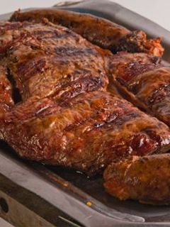 Una foto de Asado a la parrilla de churrasco de cuadril con papas al natural