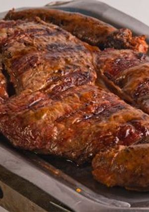 Una foto de Asado a la parrilla de churrasco de cuadril con papas al natural