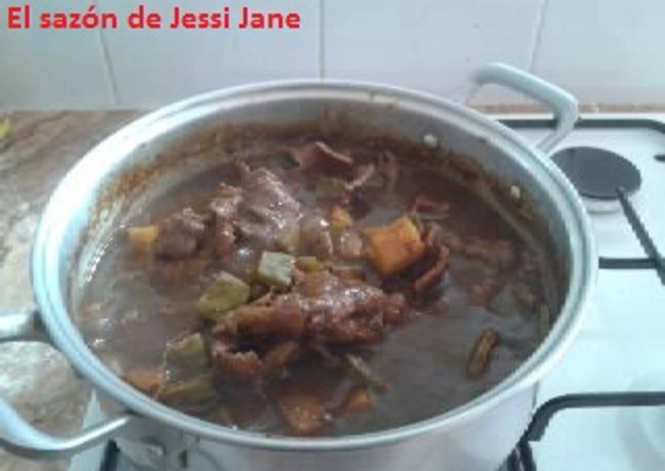 Bistec en chile pasilla con papas y nopales