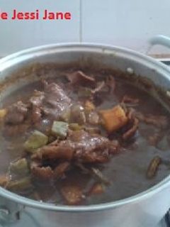 Una foto de Bistec en chile pasilla con papas y nopales