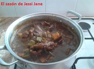 Una foto de Bistec en chile pasilla con papas y nopales