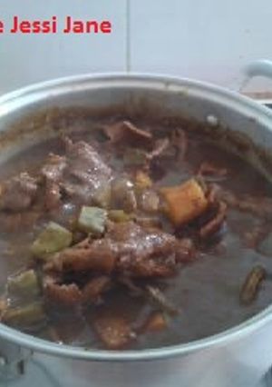 Una foto de Bistec en chile pasilla con papas y nopales