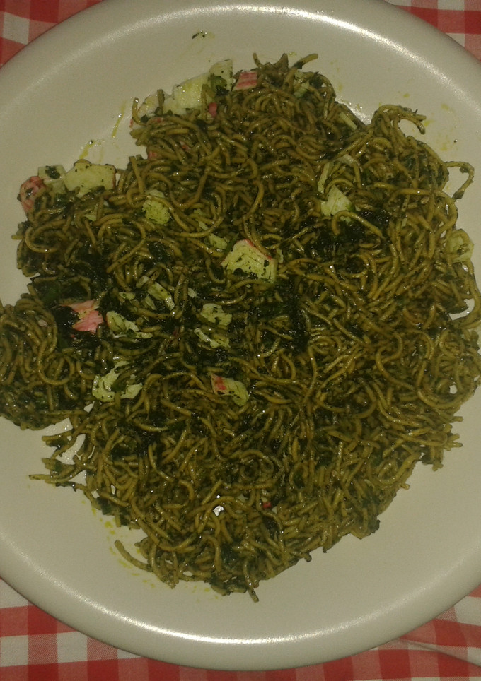 Una foto de Fideos asiáticos a la espinaca