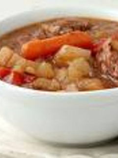 Una foto de Goulash casero al estilo hungaro