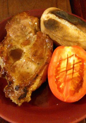 Una foto de Churrasco de bondiola de chancho a la plancha con tomate