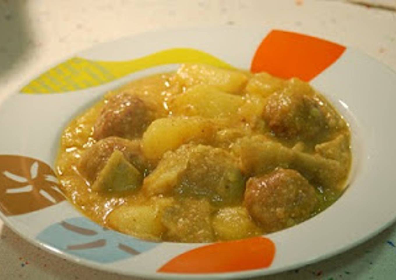 Albóndigas en salsa verde con nopales, papas y calabazas