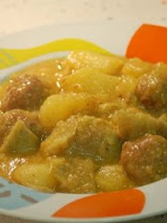 Una foto de Albóndigas en salsa verde con nopales, papas y calabazas