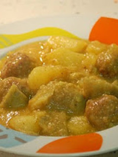 Una foto de Albóndigas en salsa verde con nopales, papas y calabazas