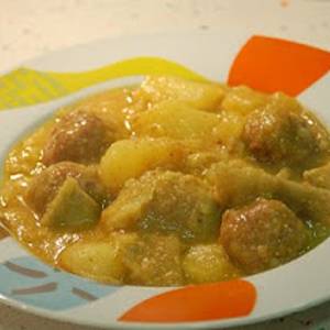 Albóndigas en salsa verde con nopales, papas y calabazas