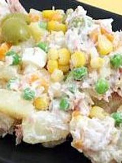 Una foto de Ensalada rusa con pollo