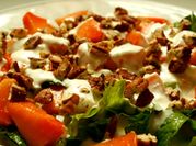 Una foto de ensalada de papaya y manzana