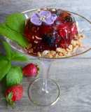 Copa de gelatina de vino dulce con frutas del bosque