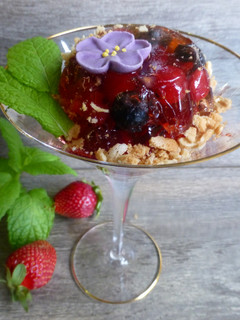 Una foto de Copa de gelatina de vino dulce con frutas del bosque