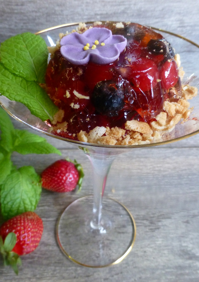 Una foto de Copa de gelatina de vino dulce con frutas del bosque