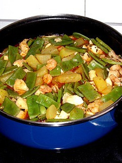 Una foto de Patatas con judías verdes, gambas y pescado