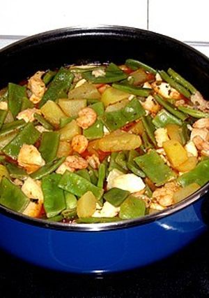 Una foto de Patatas con judías verdes, gambas y pescado