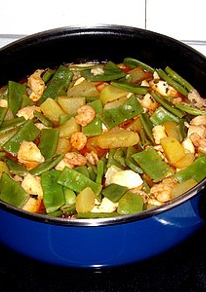Una foto de Patatas con judías verdes, gambas y pescado