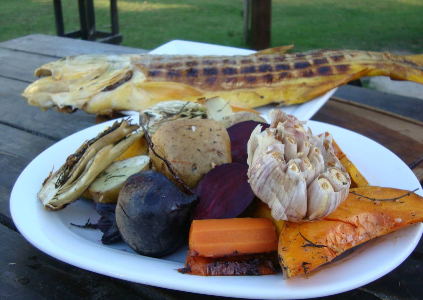 Dorado a la estaca con vegetales en horno a leña <br />