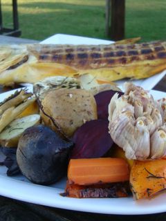 Una foto de Dorado a la estaca con vegetales en horno a leña