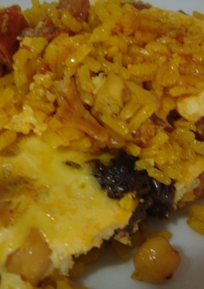 Una foto de Arroz con costra (conejo, embutido y huevo)