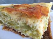 Una foto de quiche de calabacín y queso