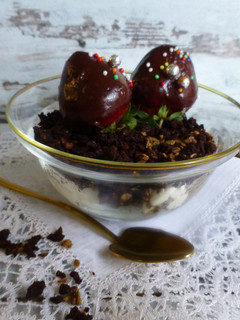 Una foto de Tierra de chocolate con mascarpone y fresas