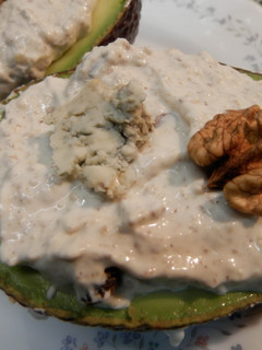 Una foto de Aguacates con gorgonzola y crema de nueces