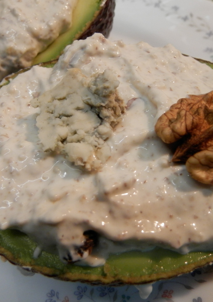 Una foto de Aguacates con gorgonzola y crema de nueces
