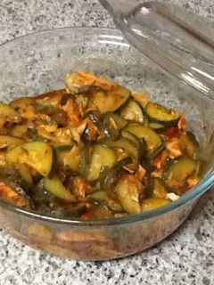 Una foto de Atún con calabacines en salsa de jitomate