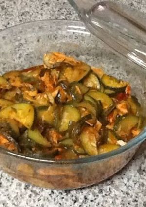 Una foto de Atún con calabacines en salsa de jitomate