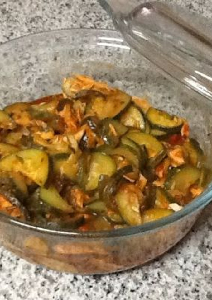 Una foto de Atún con calabacines en salsa de jitomate