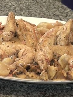 Una foto de Pollos picantones con champiñones